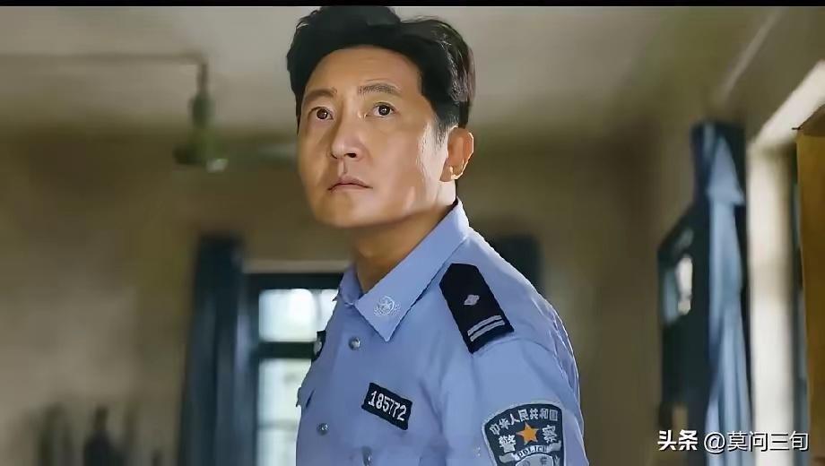 《驻站》常胜（郭京飞）的师父老孙抓贼突发心梗离世，他接师父的班去了东寨驻站。夜里