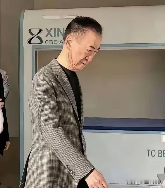 其实他俩都是在坐牢！
许身困在牢中，但心理压力没了，精神自由了，心宽体胖了。

