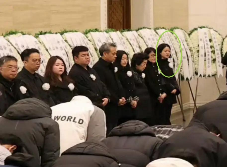 杨振宁追悼会现场！翁帆站首位神情悲伤，她是真的爱“惨”了杨老。

21年的相知相