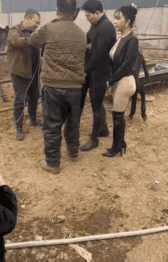 为了拍段视频，这驴可是遭罪了，这些人真是太无聊了，摆拍点啥不好，为什么要拿这些动