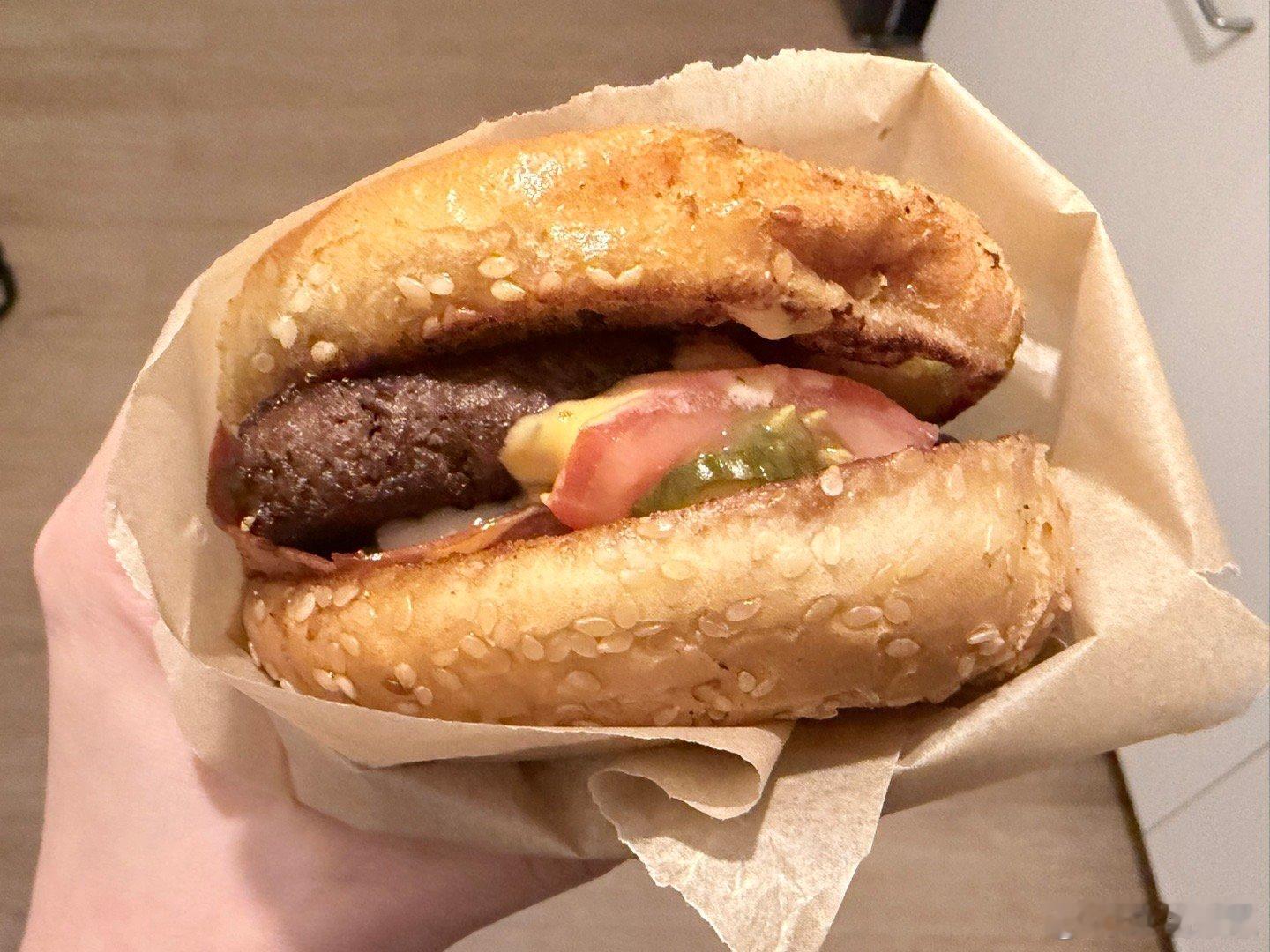 肉饼实在是厚 稍微压一压我切成两半做成了两个大汉堡 今日晚饭明日午饭已有每次感觉