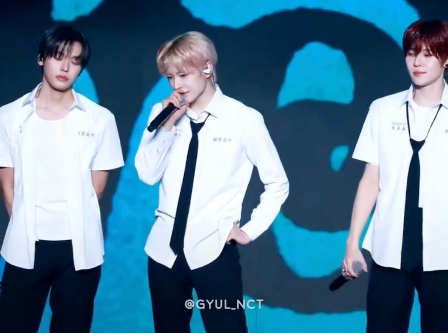 yushi拿话筒想跟着唱《想见你》，吴是温伸手制止了 