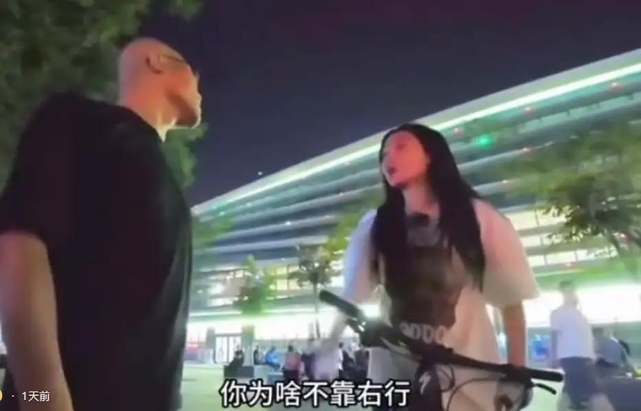 “不嫌丢人吗！”甘肃，小伙骑车被一家三口并排堵道，好心提醒一句，竟被黑衣男别车、