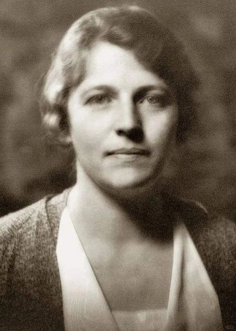 她是诺贝尔文学奖得主，一生痴恋着一个英年早逝的诗人，但她的作品被人说成充满了偏见...