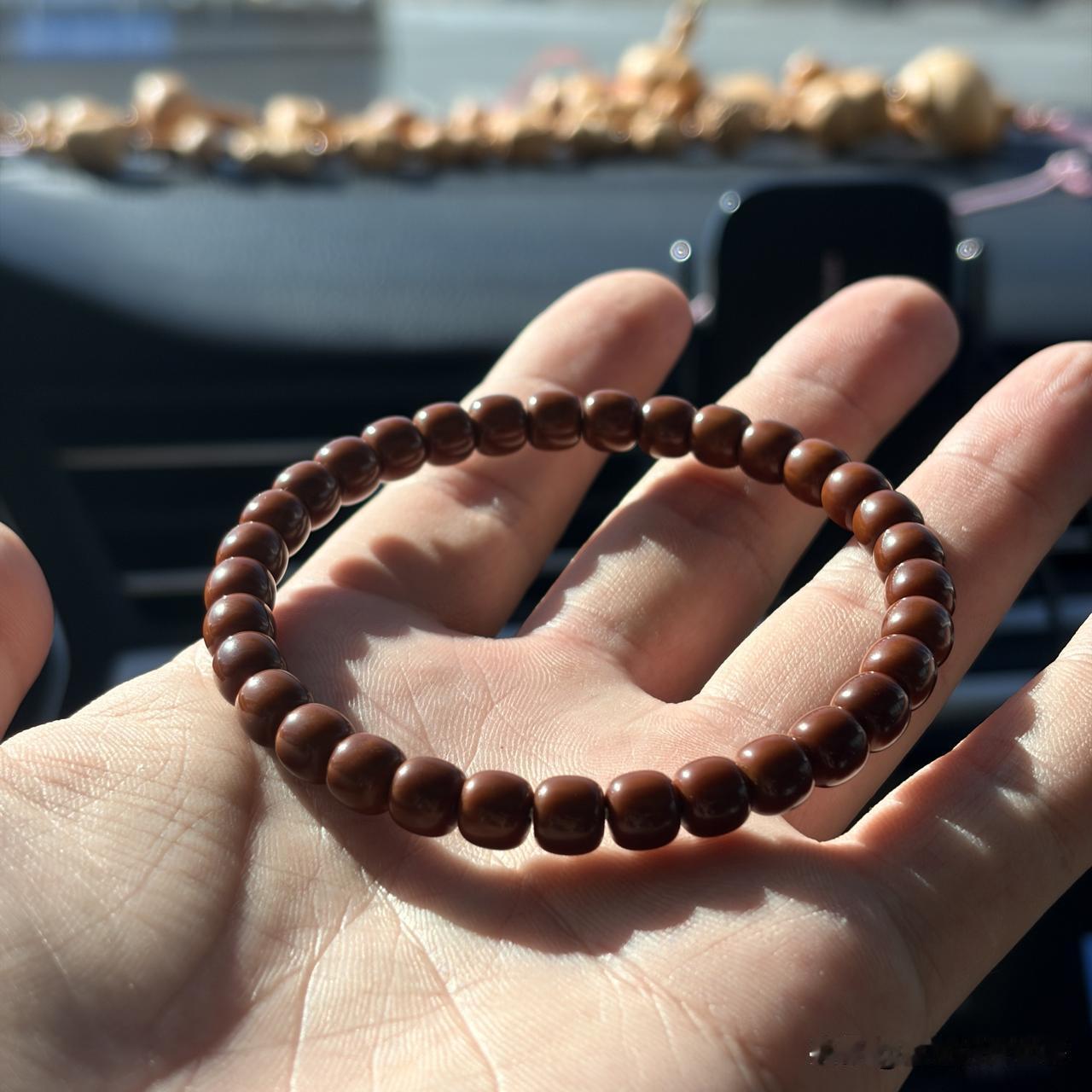 今年一月份，我收到了一条手串。

这串原本是我和薇姐店里准备售卖的货，算不上顶级