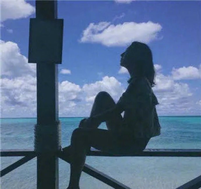“钱都流向了不缺钱的人，爱都流向了不缺爱的人，苦都留给了还在受苦的人。” ​ ​