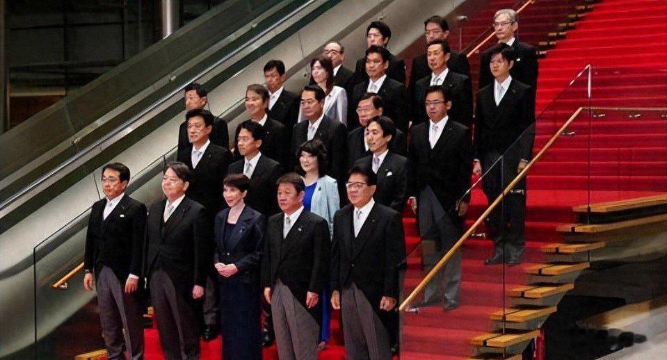 日本这几天闹腾的不仅是政坛上的换血，更是一次面向外部做姿态的小型表演。高市早苗上