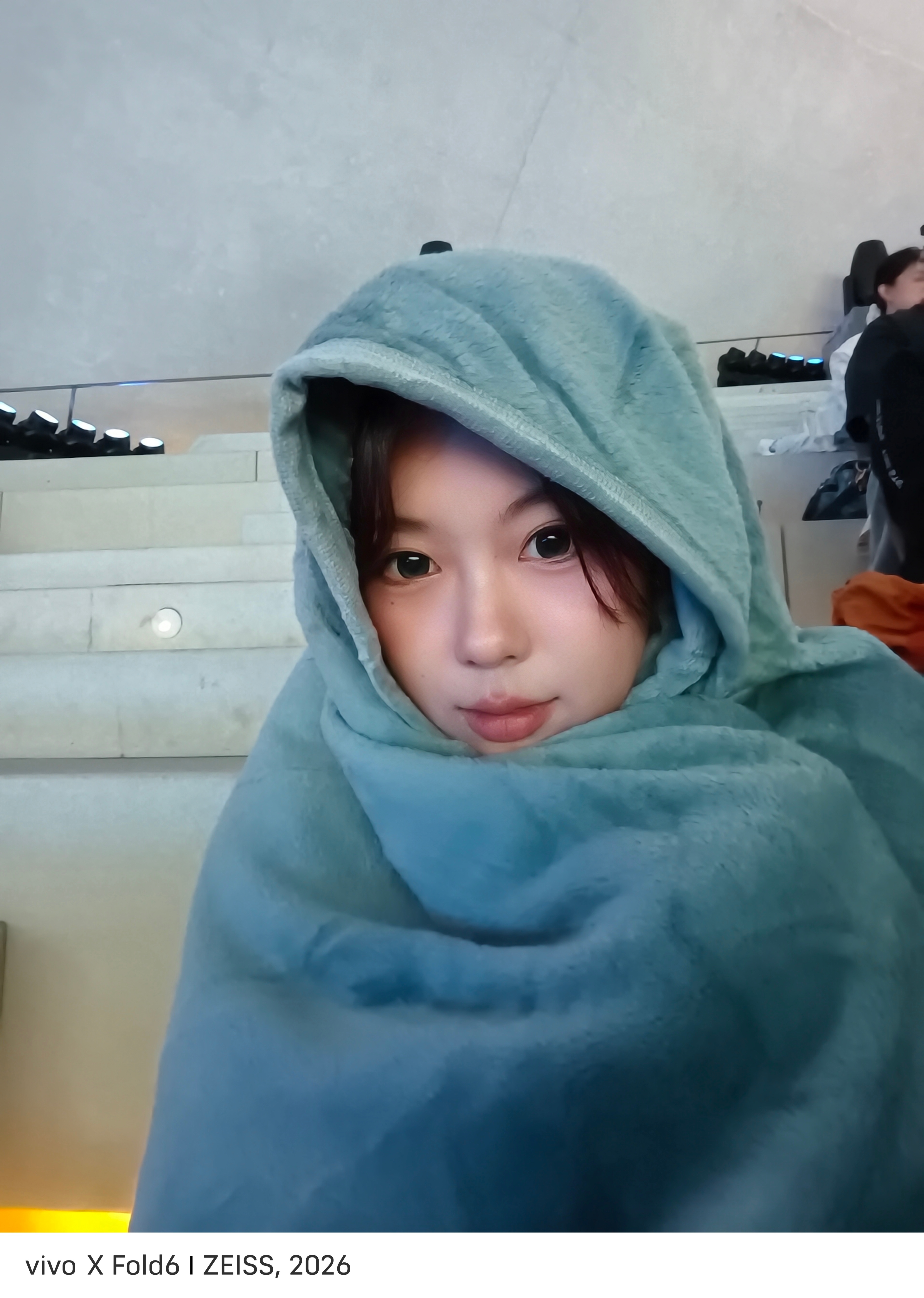还好是有个毛毯不然我这后脑壳真受不了海边的大风哈哈哈哈 ​​​