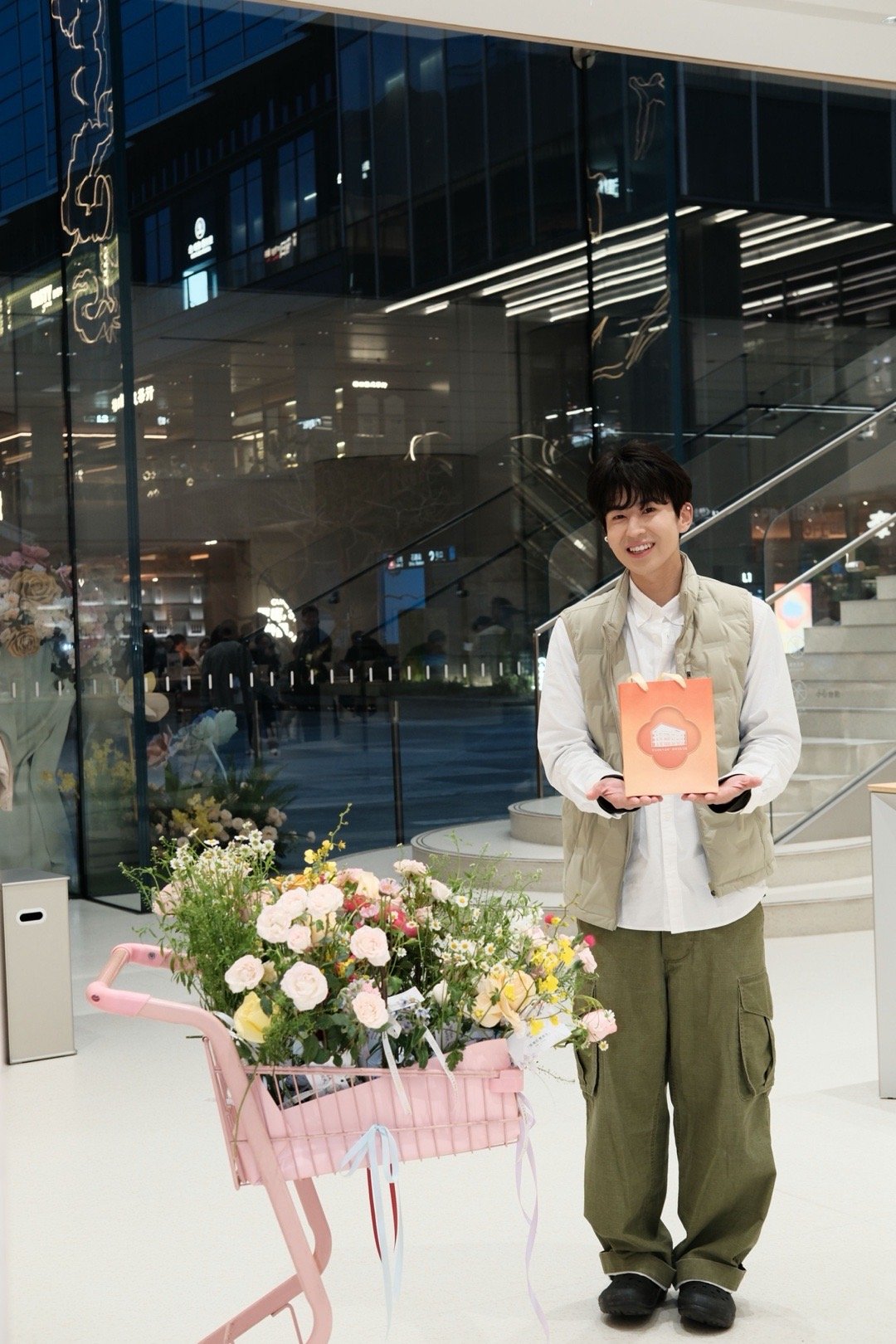 又是被杭州NPC治愈的一天女性专属地球online任务春日限定浪漫已送达杭州！送