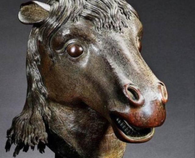 2019年，圆明园丢失的“马首”被赌王买回并捐回祖国，然而，令人没有想到的是，专