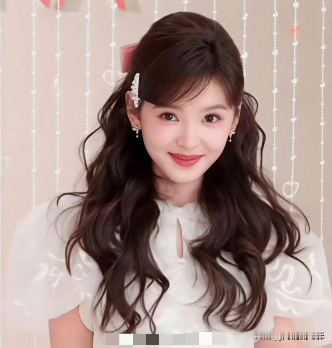 章若楠、孔雪儿、卢昱晓三位95花同一天品牌直播，你觉得谁的状态最好？
章若楠：深