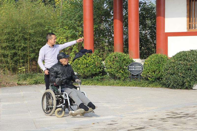 据报道，河北一名38岁父亲身患重病，离世前为孩子剪指甲含泪告别。‌‌

这是一幕