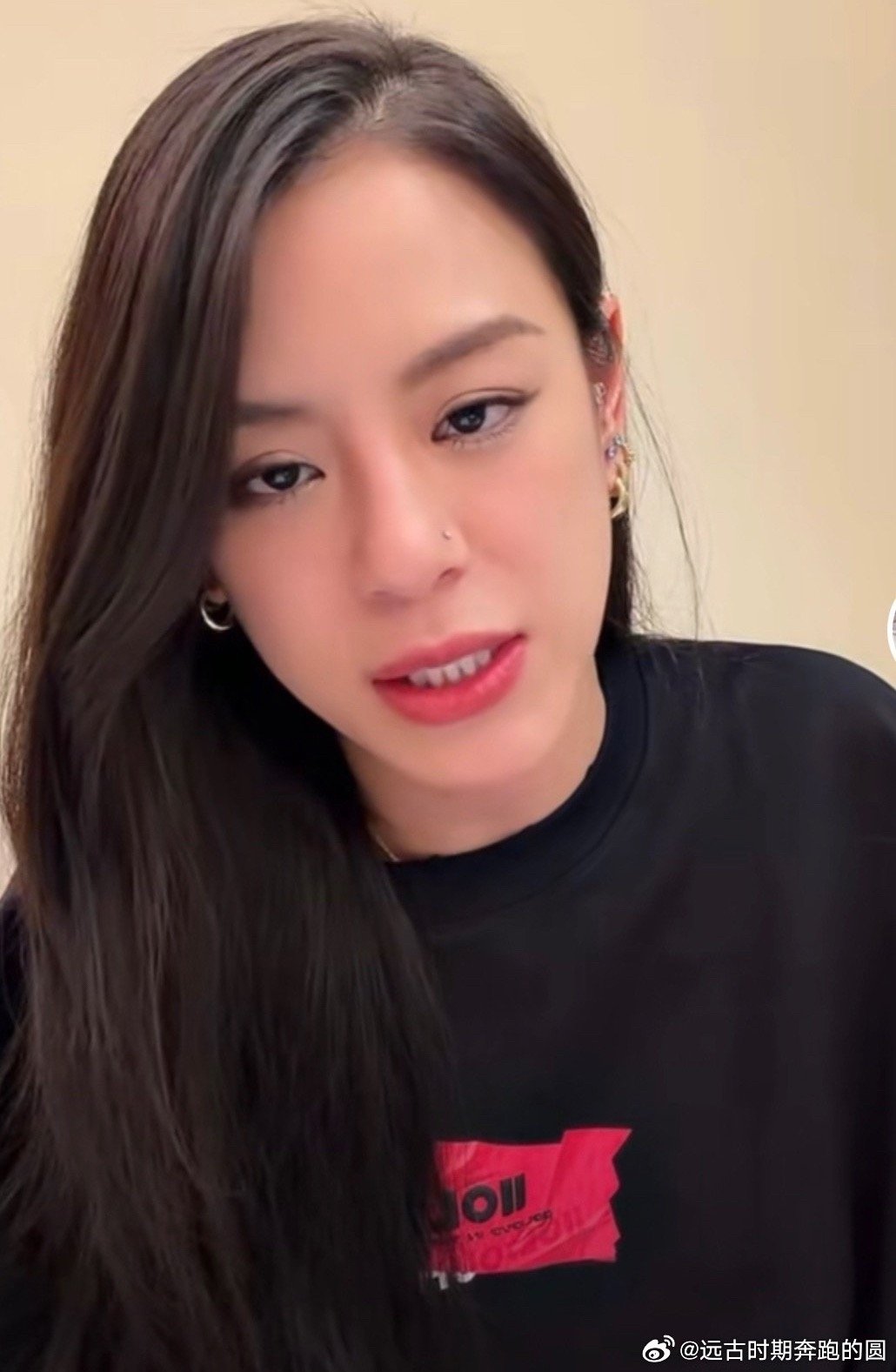 江语晨直播艺人愿意分享生活，不代表私生活可以随意拿来议论啊昨晚的直播本该是一场轻