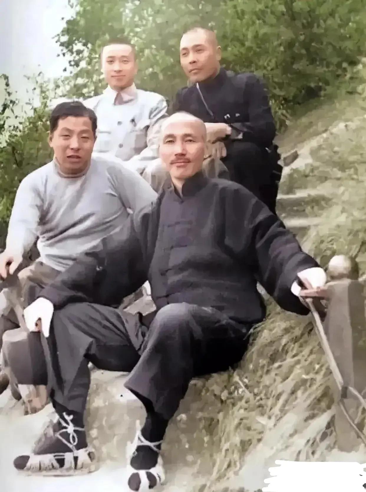 都是张学良是民国四大美男子，长得非常帅气！可是这张照片里面的张学良长得胖乎乎的，