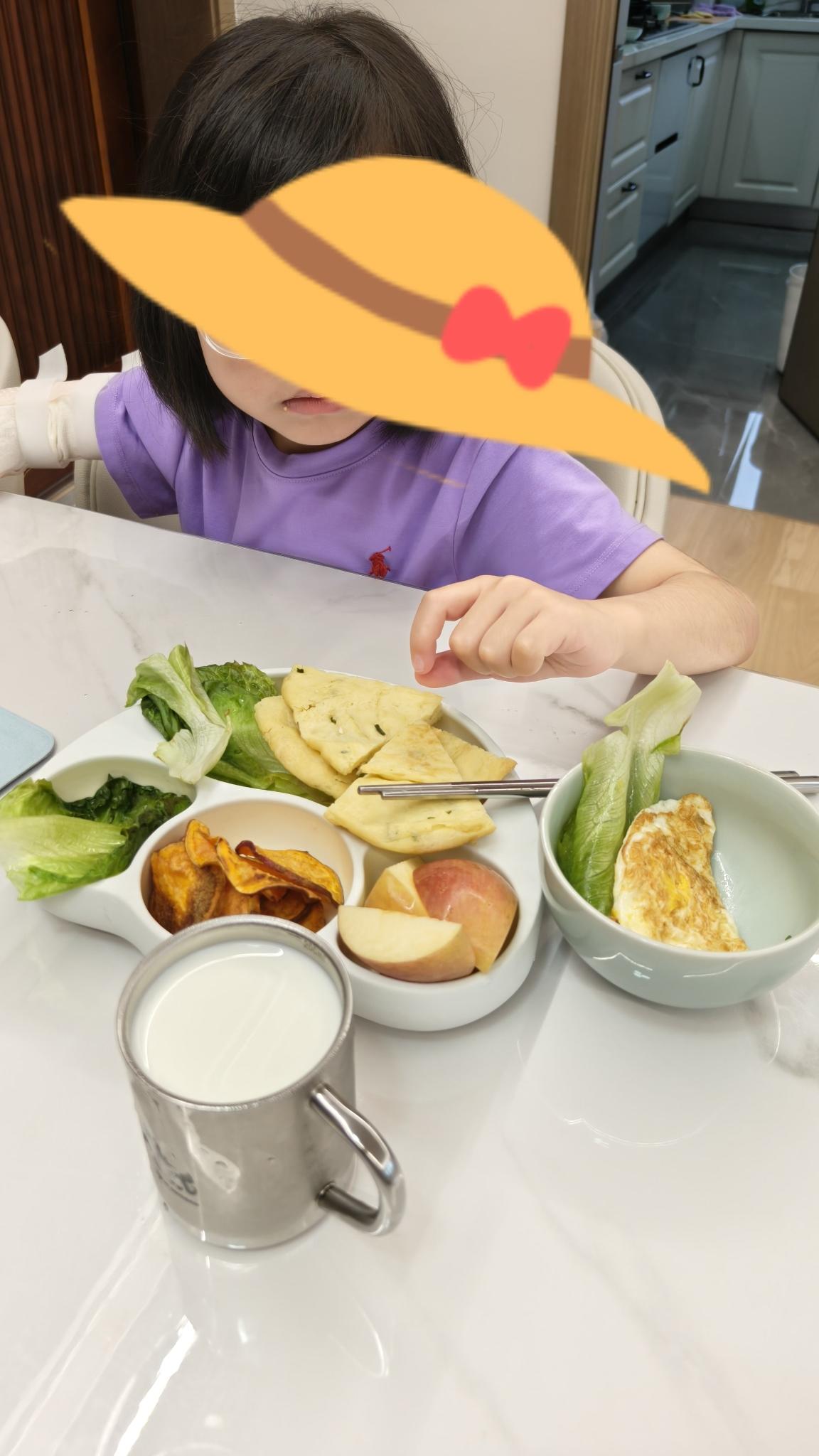 今天孙女说想吃葱花饼，我应了句：“可以呀。”等我做好后，她瞧了瞧说：“奶奶，你这