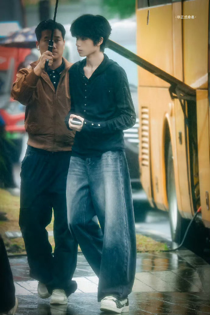 王橹杰好薄一片王橹杰今日上班路透🈶谁被王橹杰的锁骨帅到失语？生图直出都这么能打