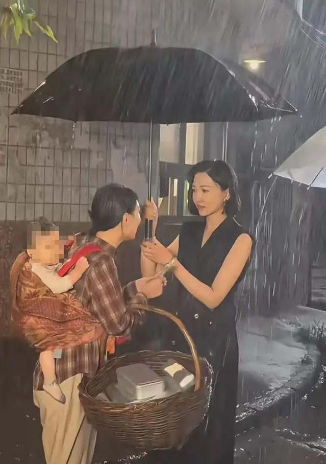 近日，一段短剧拍摄花絮在社交平台引发众怒。视频记录了深夜片场的一幕：剧组使用洒水