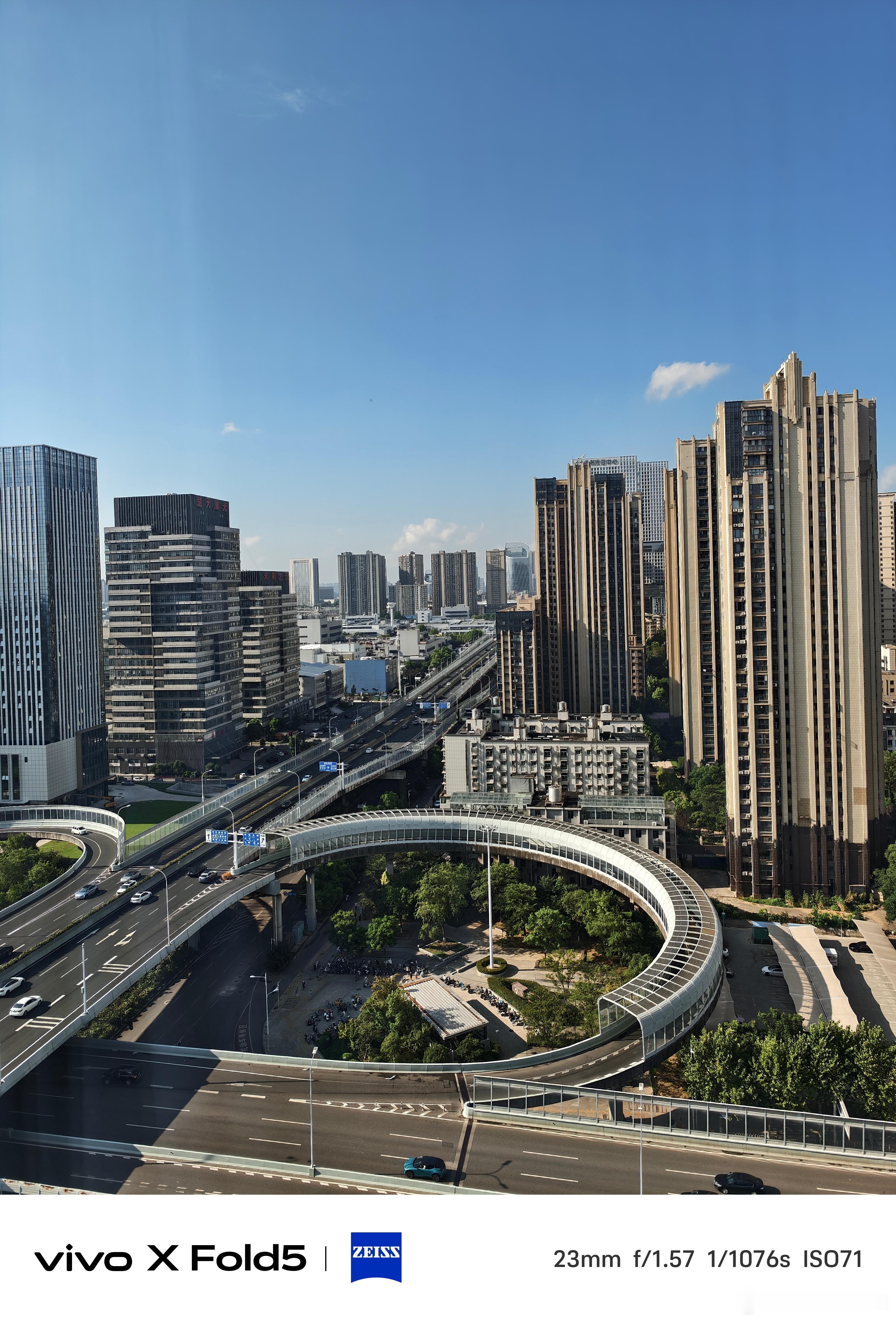 早上好！今天来到武汉市，来享受夏日高温桑拿！[嘻嘻]  ​​​