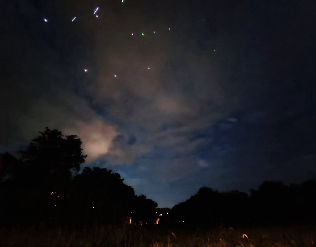 遛弯拍到的夜景，现在好多人都喜欢组团放这种发光风筝啊！晚上看起来真的好好看🪁 