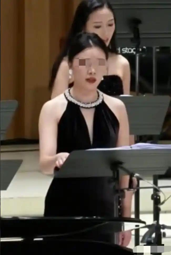 演出结束退礼服，
她想白嫖不排除。
滥用规则惹众怒，
名声已毁臭江湖。
贪小便宜
