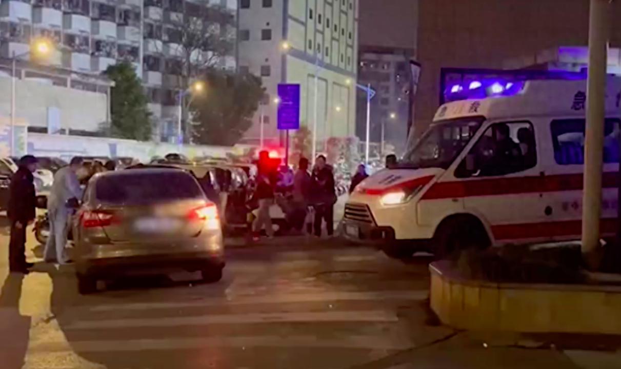 病人突发疾病，命在旦夕，躺在救护车上十万火急，结果却在小区门口被私家车堵了路，无