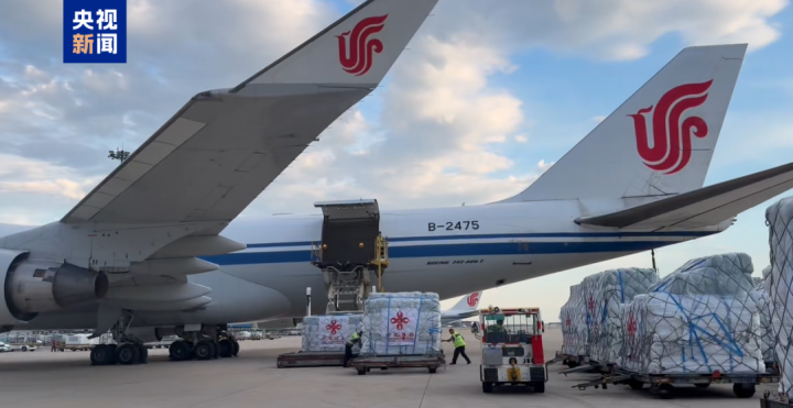 中国政府援助委内瑞拉首批紧急人道主义救灾物资启运：包括20台发电机、8套净水车、200个消毒机、20