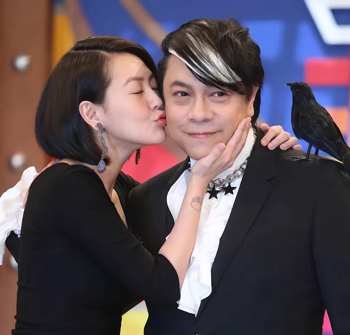 蔡康永就是典型的笑面虎。
 
平日里一直自诩文化人，靠着绕来绕去的说话之道，打造
