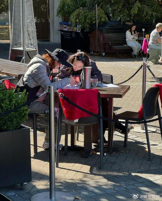 偶遇金晨王霏霏同游新西兰金晨给路人的签名是喜喜 网友在新西兰偶遇了金晨和王霏霏，