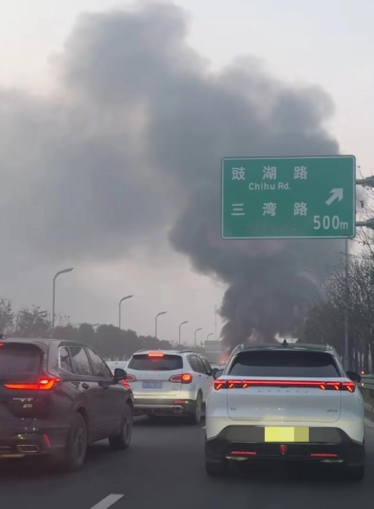 三车追尾燃起大火，车辆被烧成空壳，所幸没有人员伤亡。今天（1月5日），有网友发布
