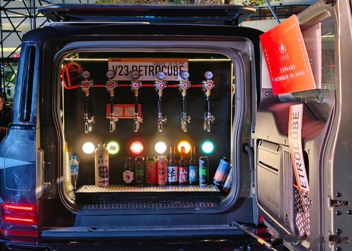 这年头，卖给年轻人的车已经不能是车，得是生活！

比如这台车可以改，可以卖啤酒，