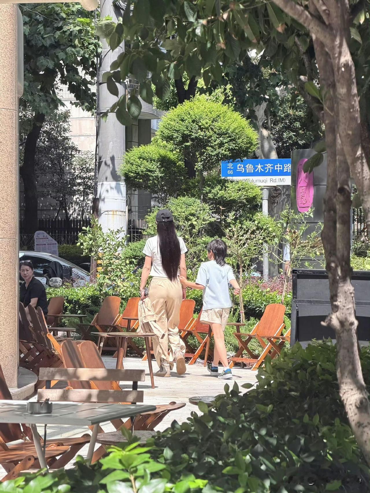8月1日，网友又又又偶遇杨颖带小海绵出来玩了，炎炎夏日，也挡不住母子俩出来玩的心