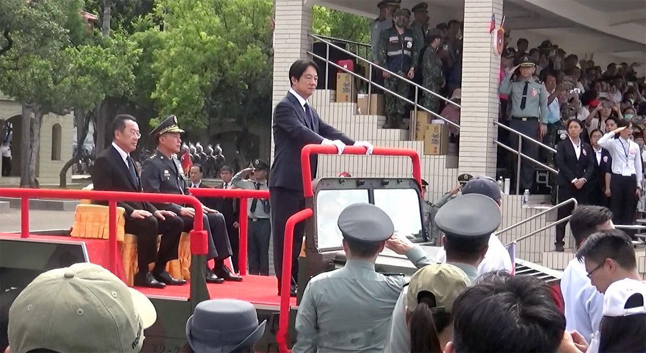 黄埔建校100周年校庆，赖清德乘坐吉普车检阅台军 ​​​