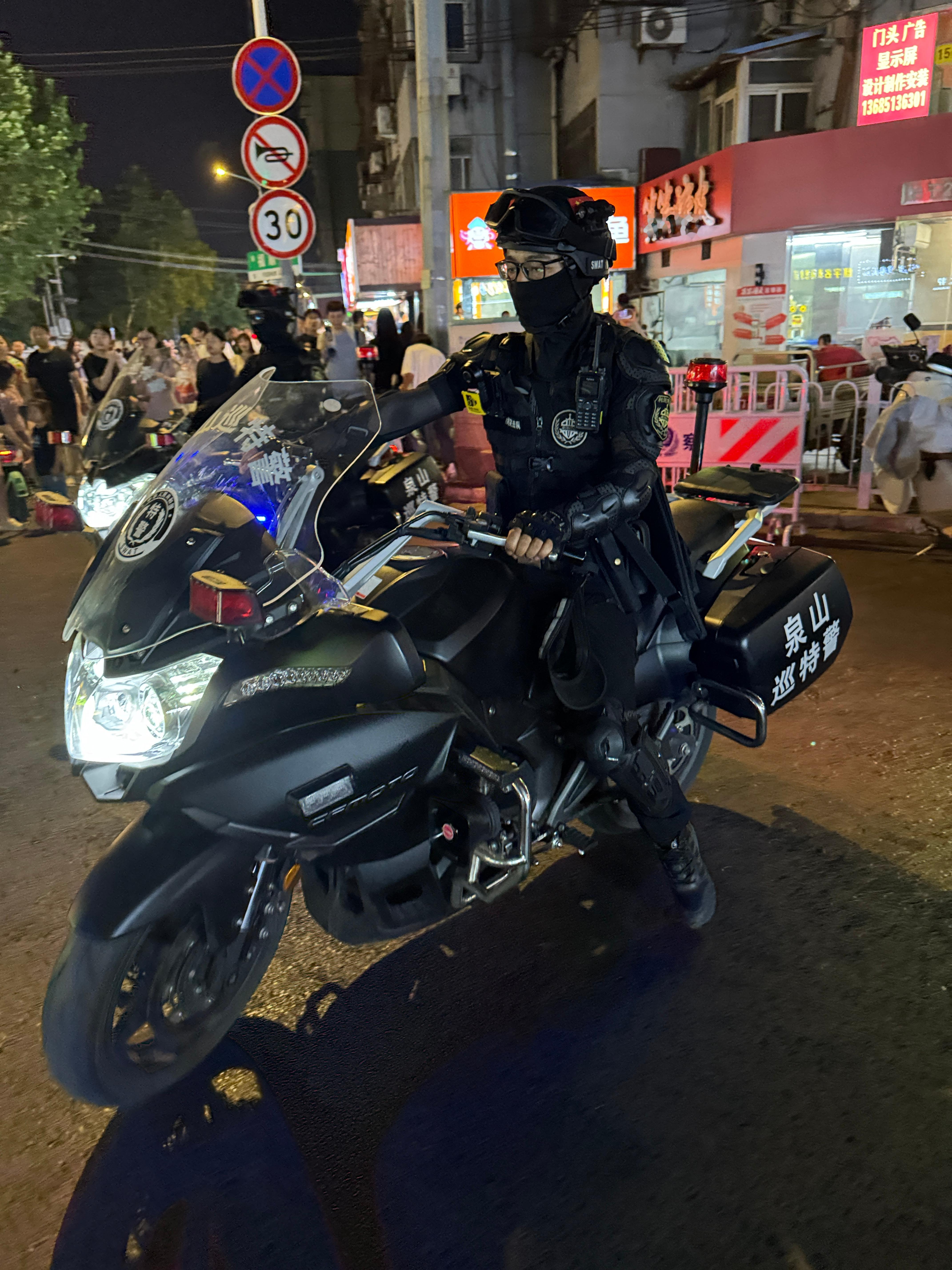 咱就是说徐州这个骑警也太帅了吧  ​​​