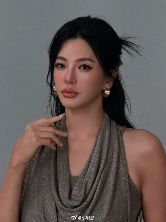 灰色穿搭太适合张雨绮了，半披长发很耐看啊，烟熏妆也很精致，身材比例出众，太有成熟