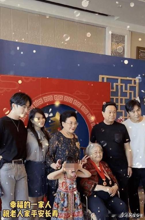 秦昊姥姥的寿宴，伊能静的儿子恩利也去了，足以看出，秦昊一家对伊能静一定很好，爱她