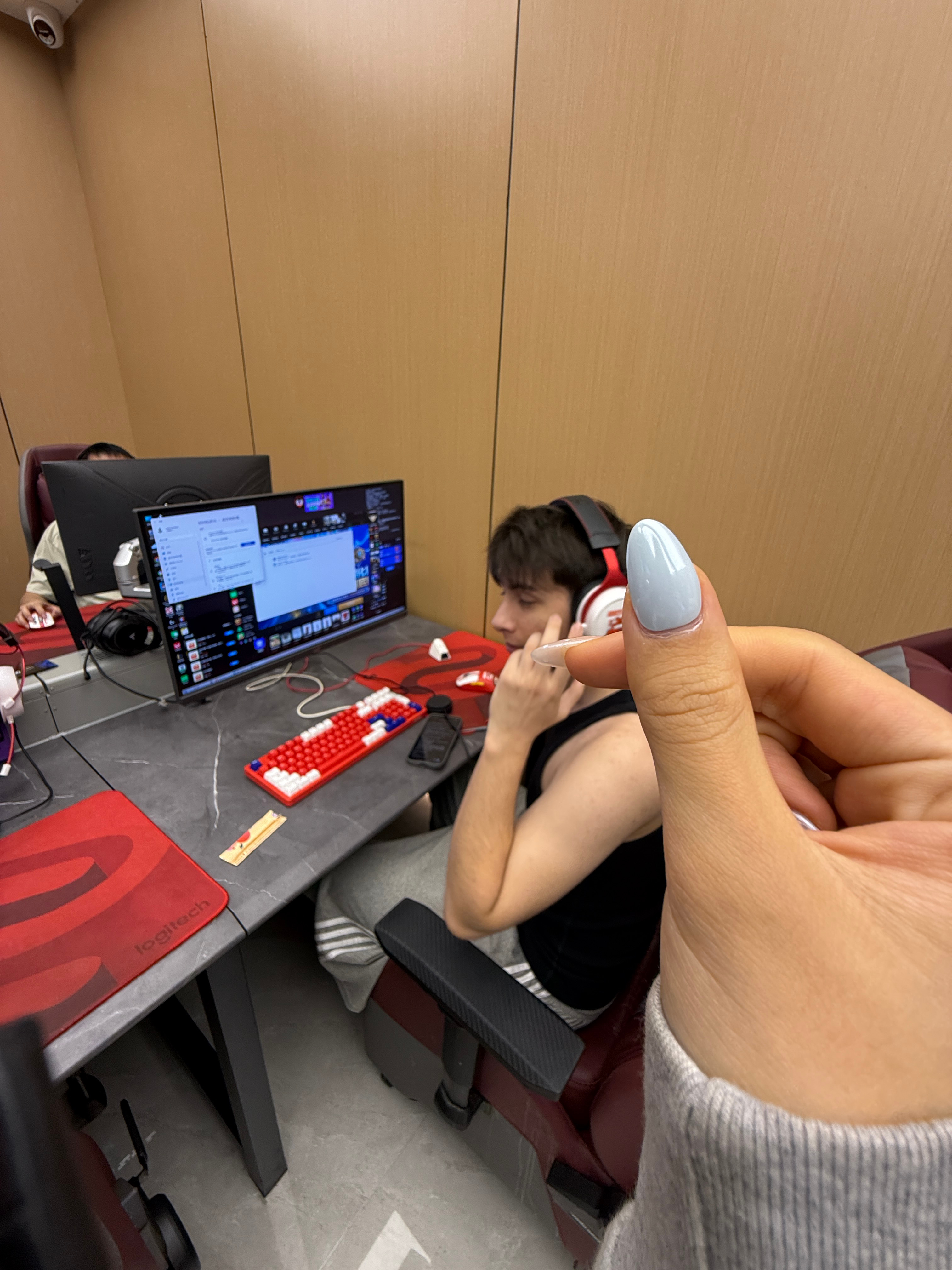 我要复习（预习）计量然后把他送到酒店附近的网吧…两个人都没来过在前台研究了好久呀