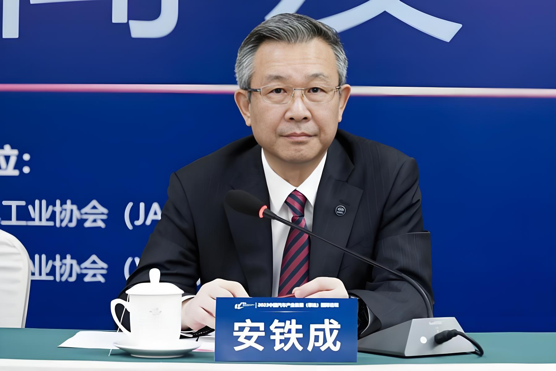 车柿情报 【安铁成到龄退休，告别中汽中心领导岗位】8月25日，中汽中心召开干部大