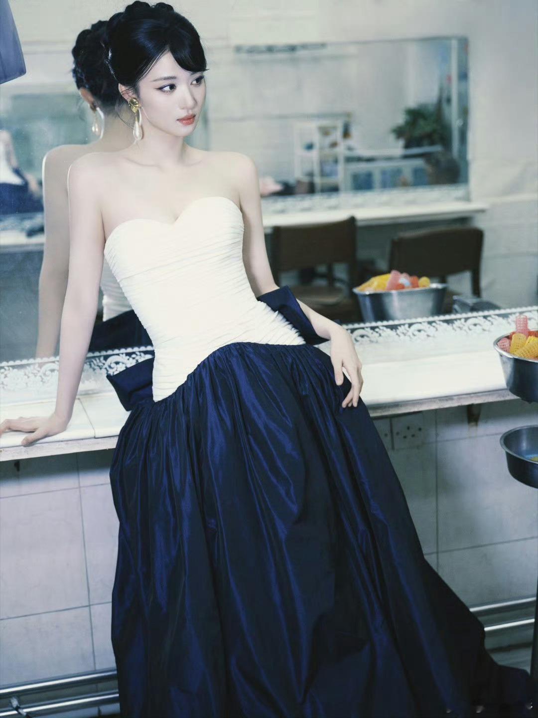 王楚然 乱花渐欲迷我眼 满屏的花朵衬托着她的柔美气质，裙摆摇曳间，氛围感直接拉满