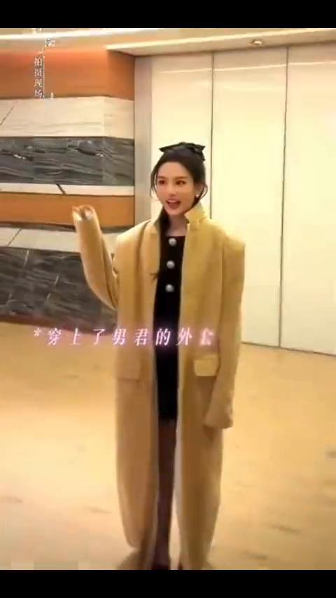 拍摄现场。
给她拍一张，穿上了男君的外套，衣服完全拖地。