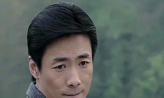 李涯喊全名那刻，刀还没落，人已经死了。
《无间》里特务杀前也这么干，照片、习惯、