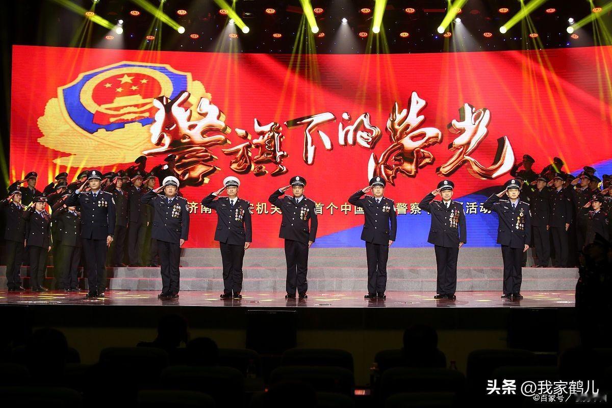 平安的温度，是民警用脚步丈量的街巷、用数据织就的防护网、用生命守护的万家灯火，都