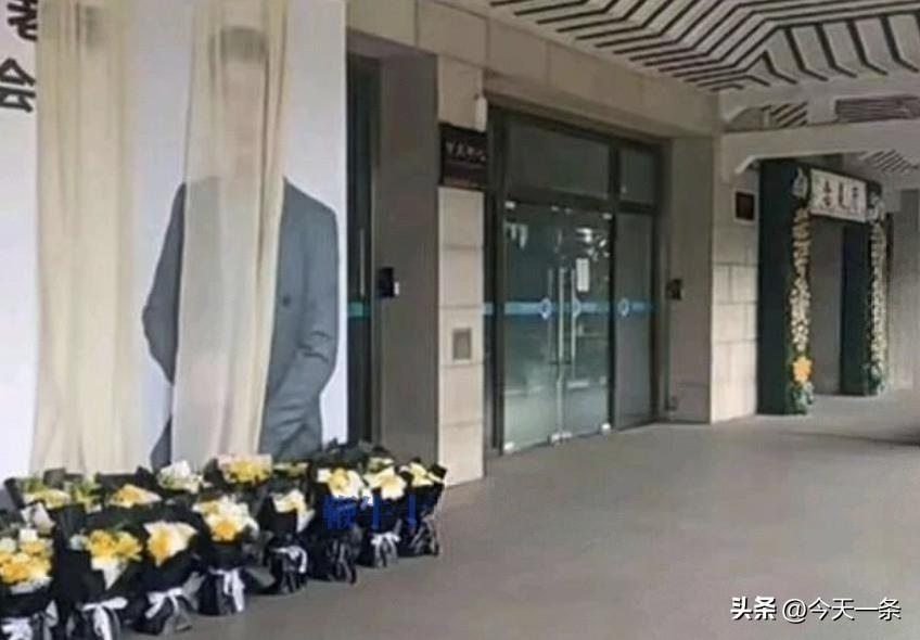 看到那么多人为他送行，说明他是个现象级的小人物。之所以会这样，是因为他的存在，意