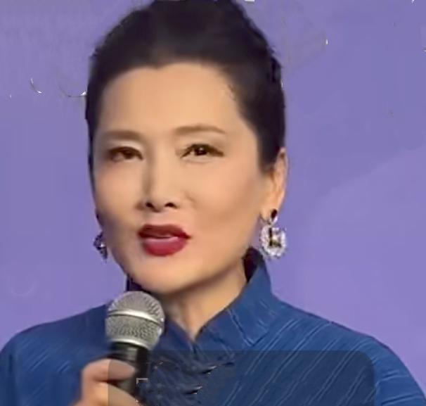何赛飞老师感慨容颜老去，这话从她嘴里说出来，让人特别心疼，也特别真实。但她的“老