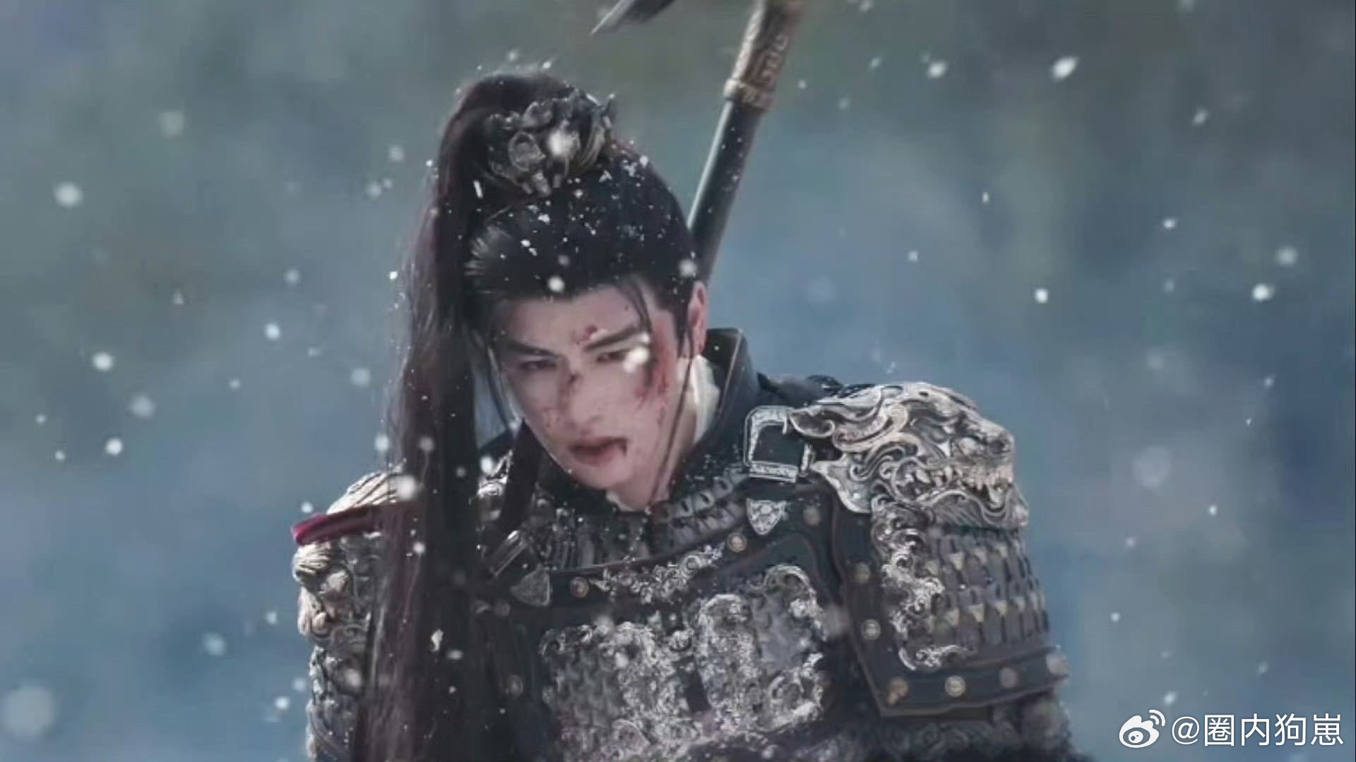 谢征雪地打戏帅成神了 雪地激战以一敌众，剑影翻飞气场全开，眼神凌厉招式精准，兼具