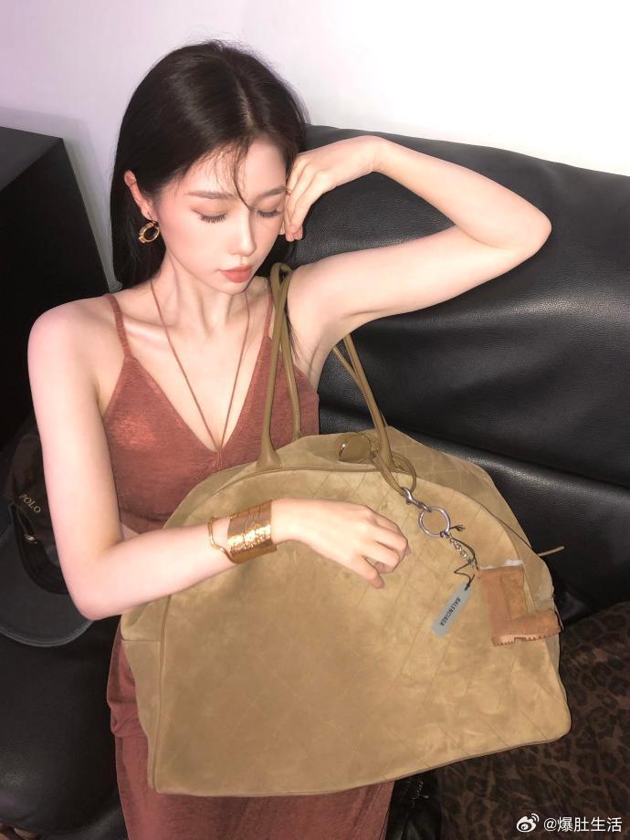 虞书欣跳出甜妹舒适圈虞书欣跳出甜妹舒适圈大胆突破，不再局限甜美的表达，用成熟造型