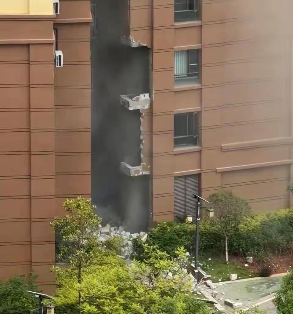 昆明小区排烟管突发爆炸，外墙脱落万幸无人员伤亡
 （个人观点仅供参考，无任何不良