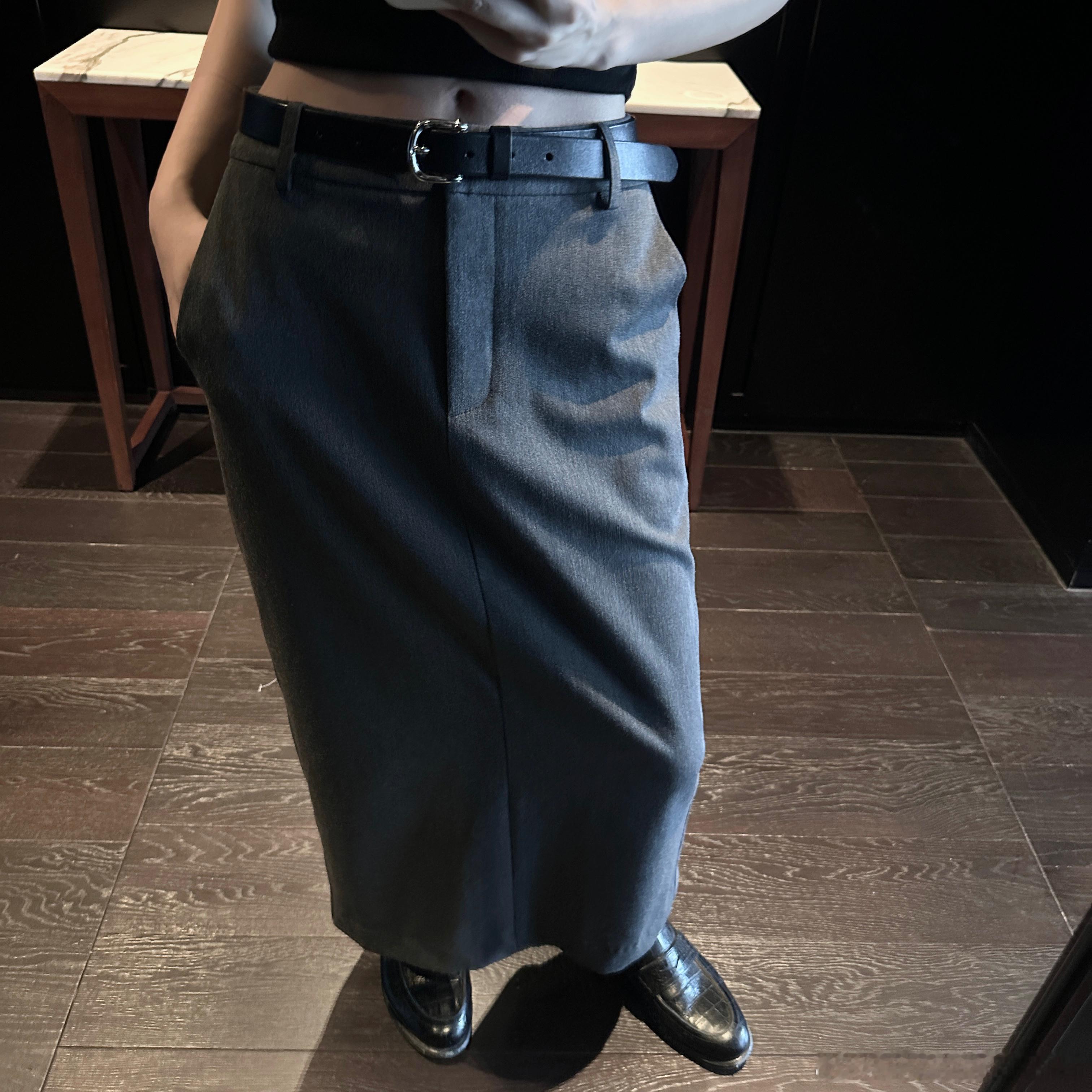 可持续衣橱里必备的一条西装半裙极简深灰色系 是老钱风里最冷静的那种灰中腰直筒版型