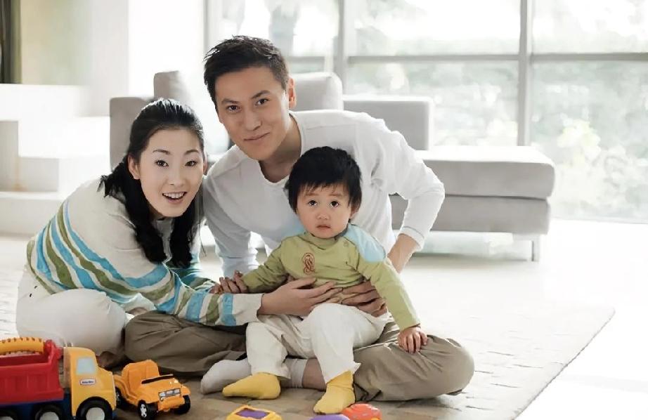 两个无爱的人住在一起无法正常生活，是煎熬，更是痛苦，如陌路生人而又有着剪不断，理