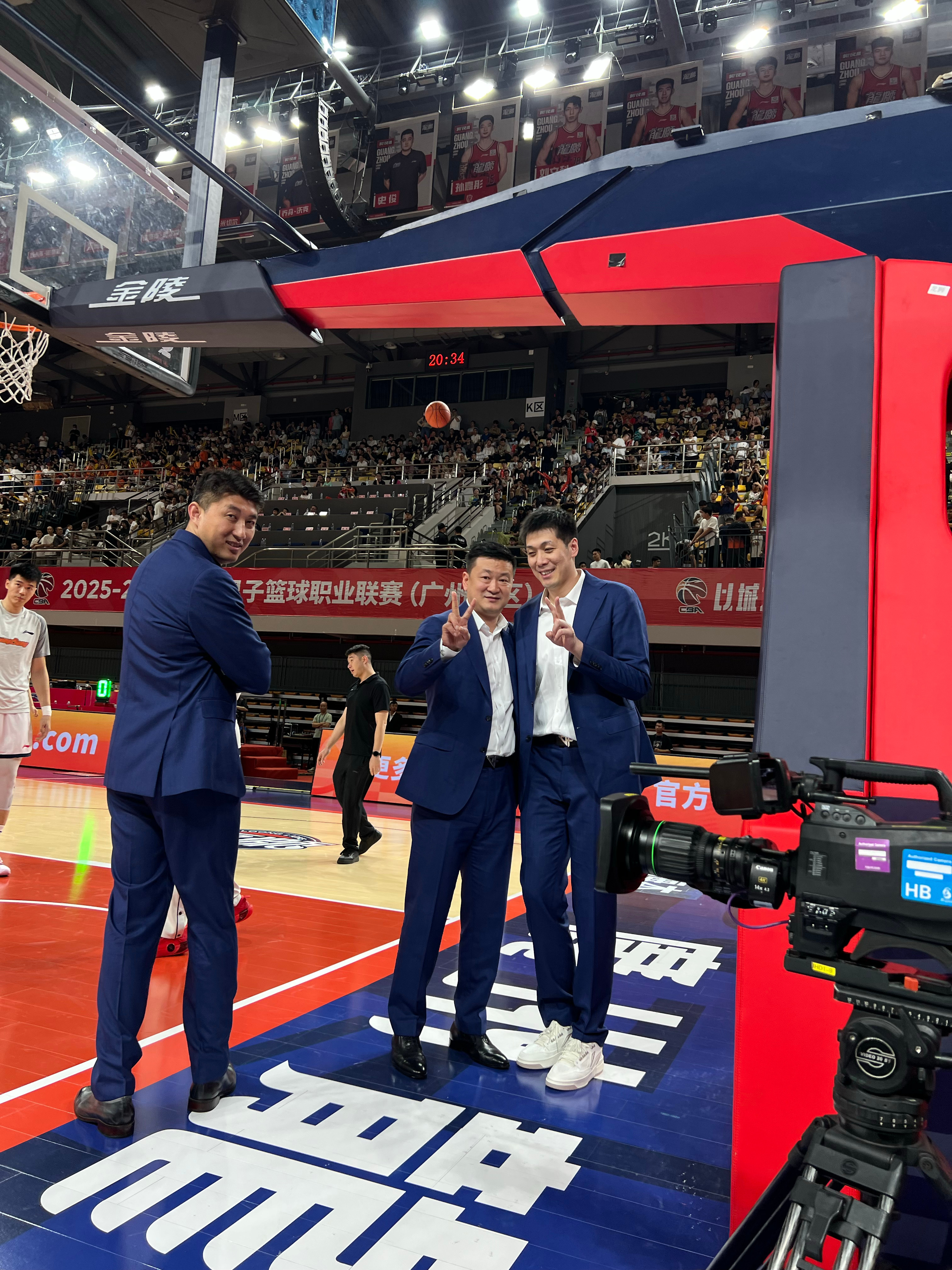 （发送库存）宏远教练组超萌三人组哈哈哈哈 谁还不是个少年呢cba