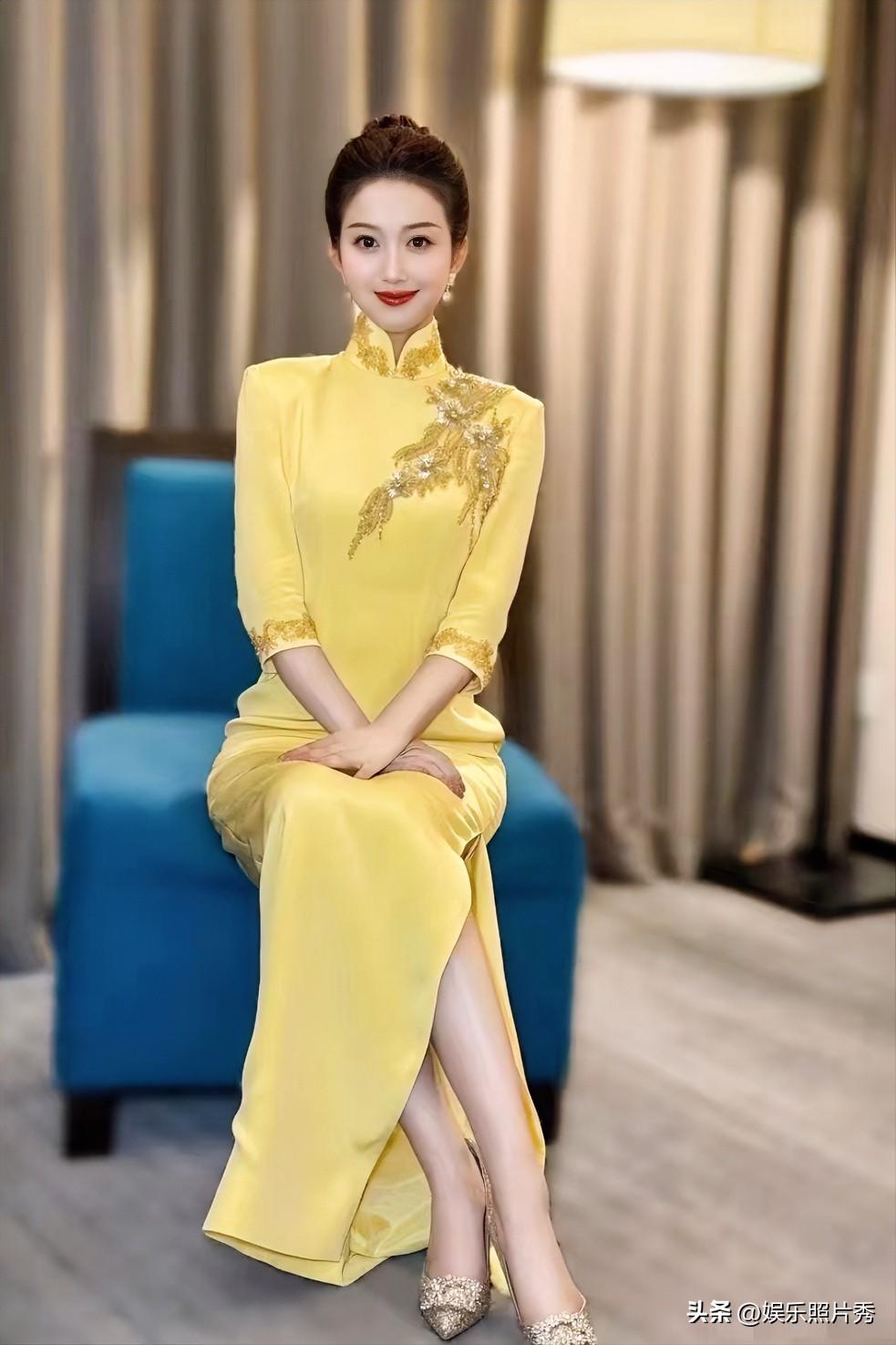 自带“国泰民安”气质，年轻央视主持人里，她是最大气的！

一袭黄色刺绣旗袍，坐姿